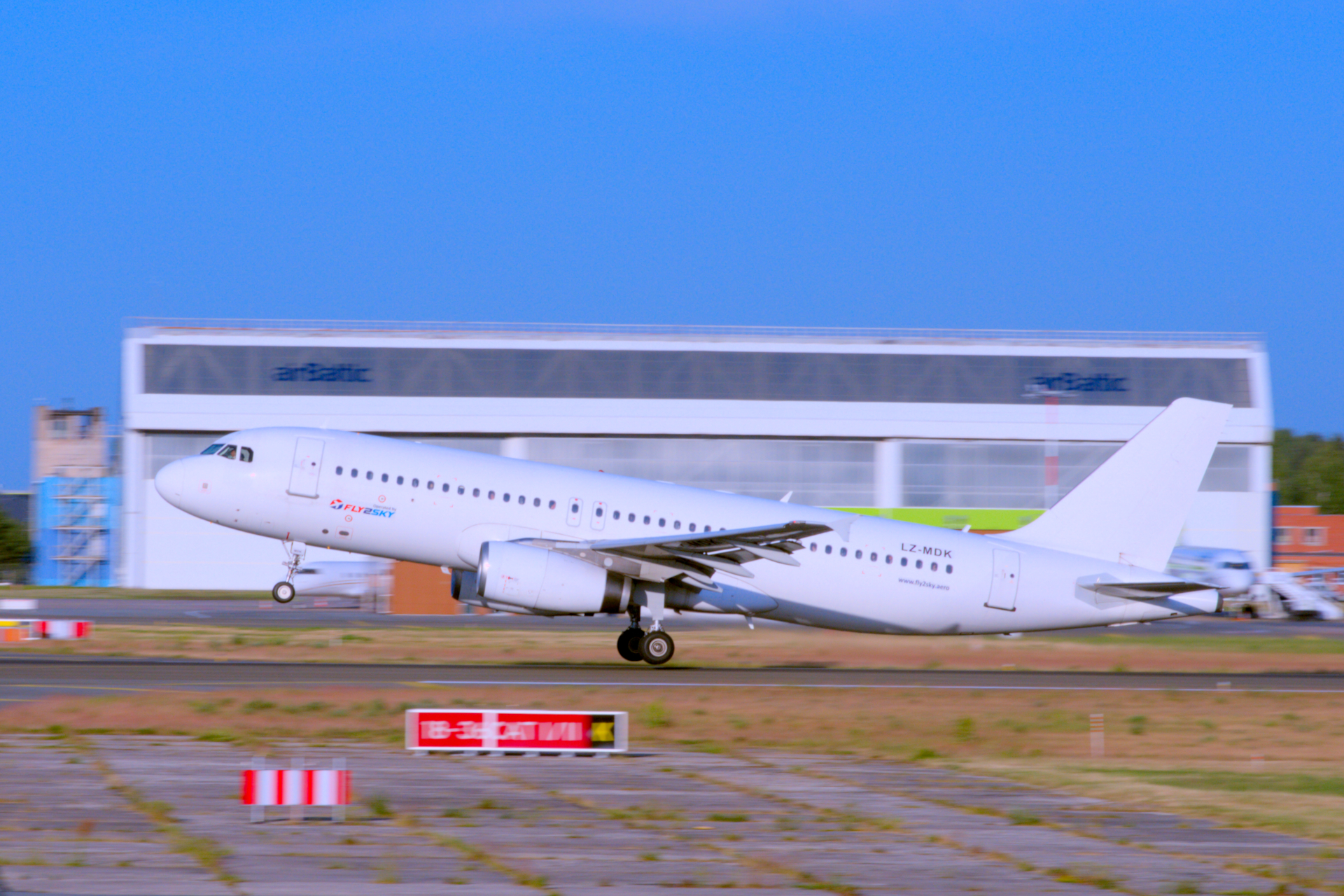 Fly2Sky Airbus A320-232 LZ-MDK